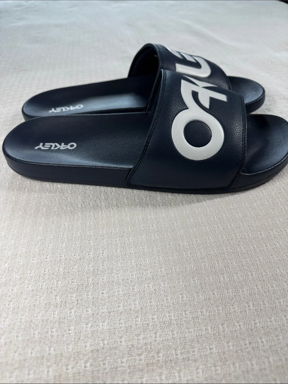 Oakley navy blue and white rubber slides size 14
